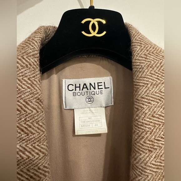 Chanel 1990s Women's Tan Herringbone Blazer and hanger - Picture 2 of 3